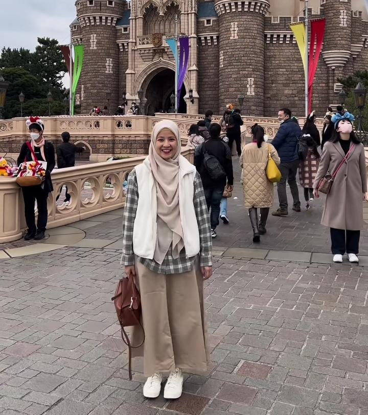 4 OOTD Hijab Syar'i Natasha Rizky, Simpel dan Fashionable Abis