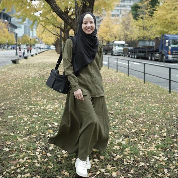 4 OOTD Hijab Syar'i Natasha Rizky, Simpel dan Fashionable Abis