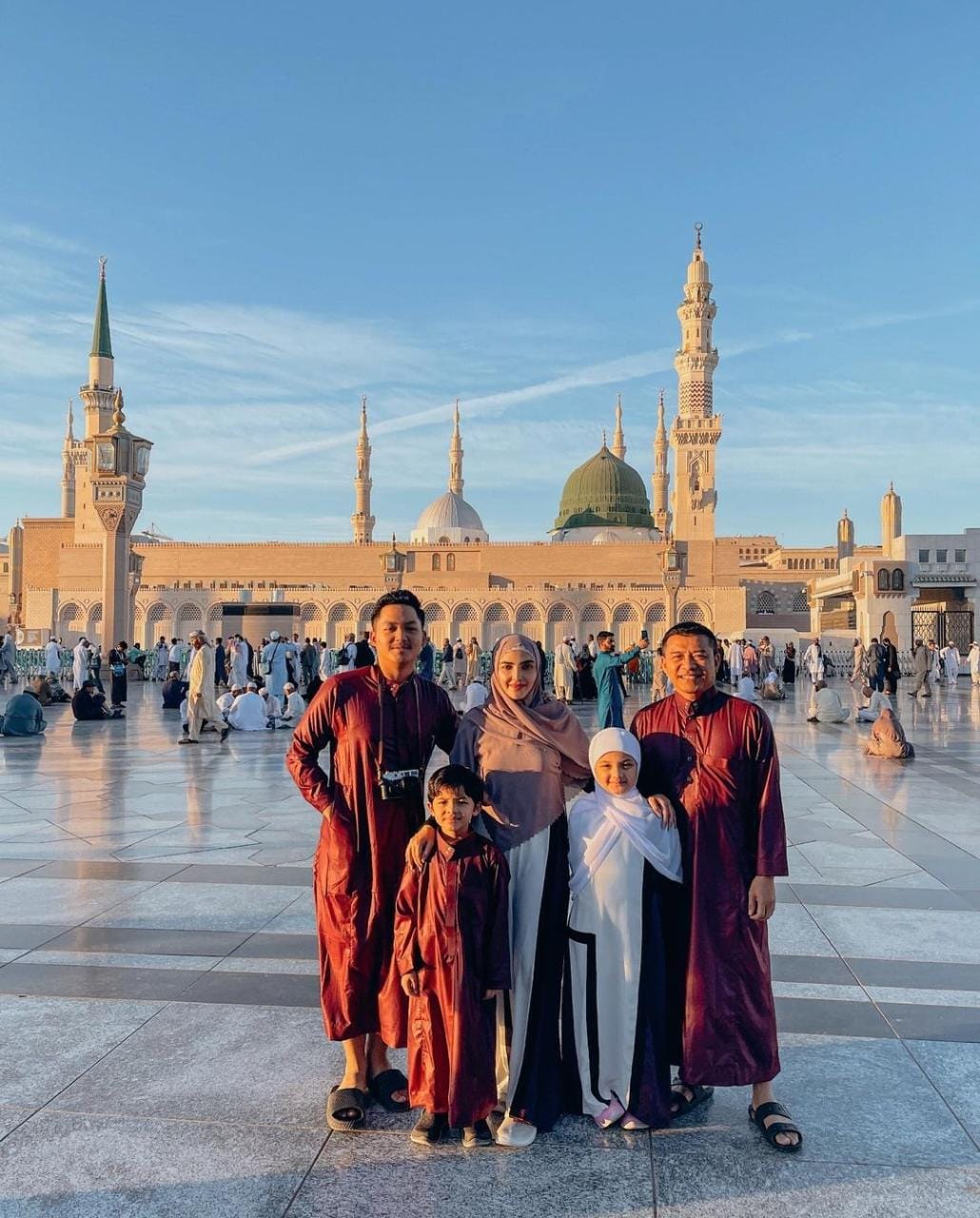 Bagian dari Tarbiyah, 5 Artis Ini Bawa Anak saat Umrah