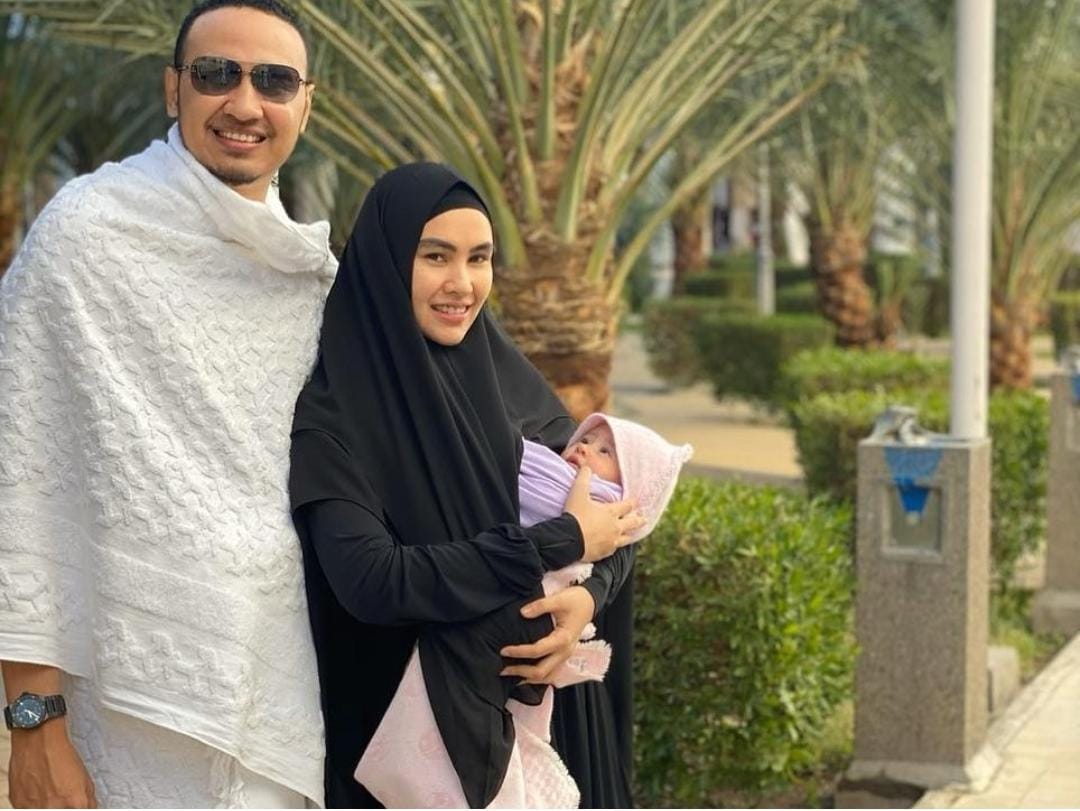Bagian dari Tarbiyah, 5 Artis Ini Bawa Anak saat Umrah