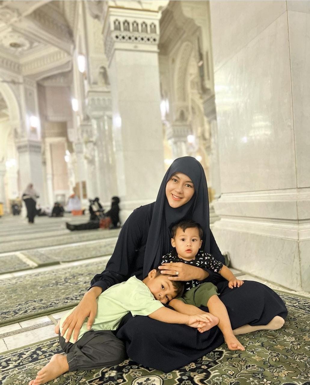 Bagian dari Tarbiyah, 5 Artis Ini Bawa Anak saat Umrah