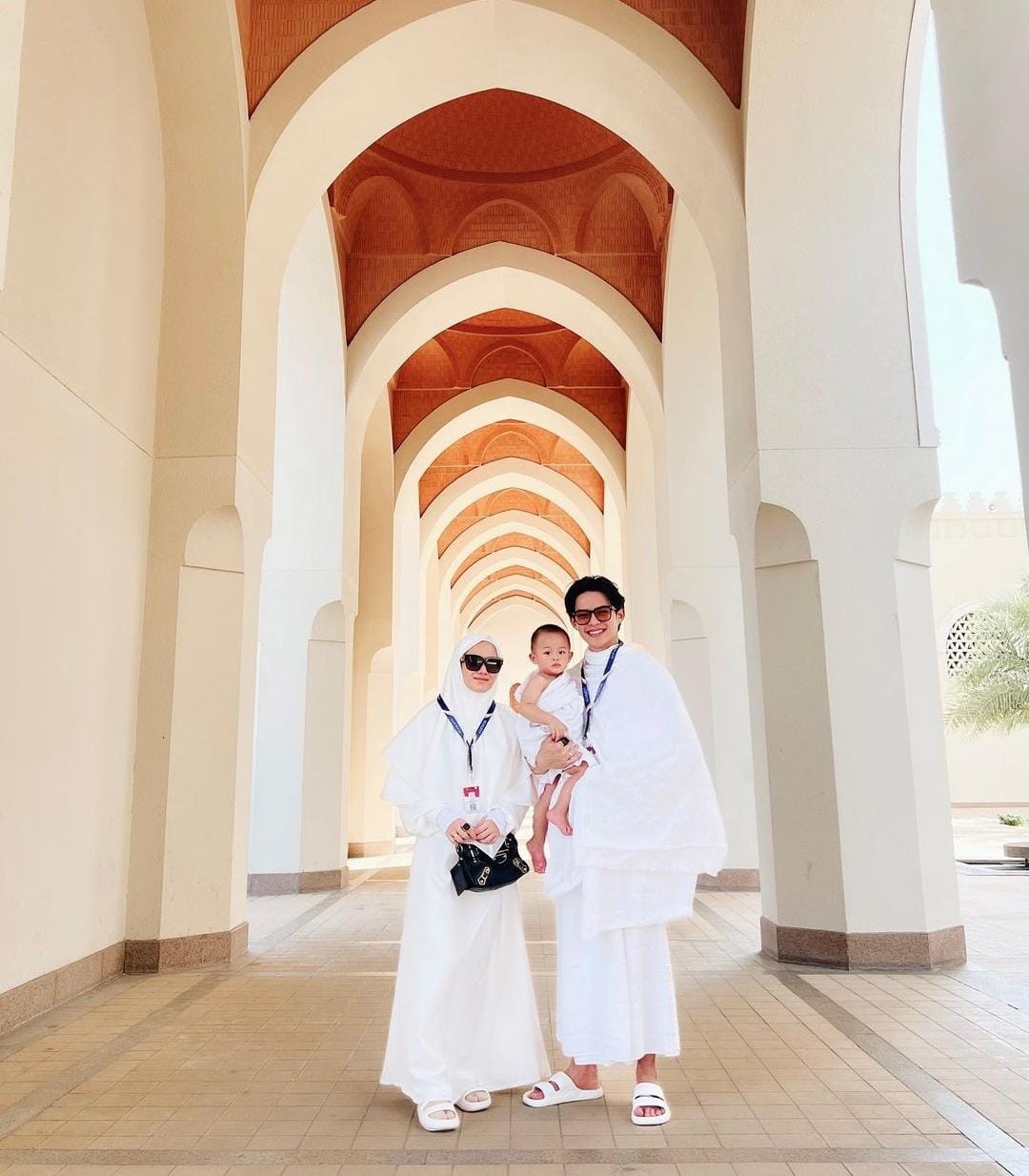 Bagian dari Tarbiyah, 5 Artis Ini Bawa Anak saat Umrah