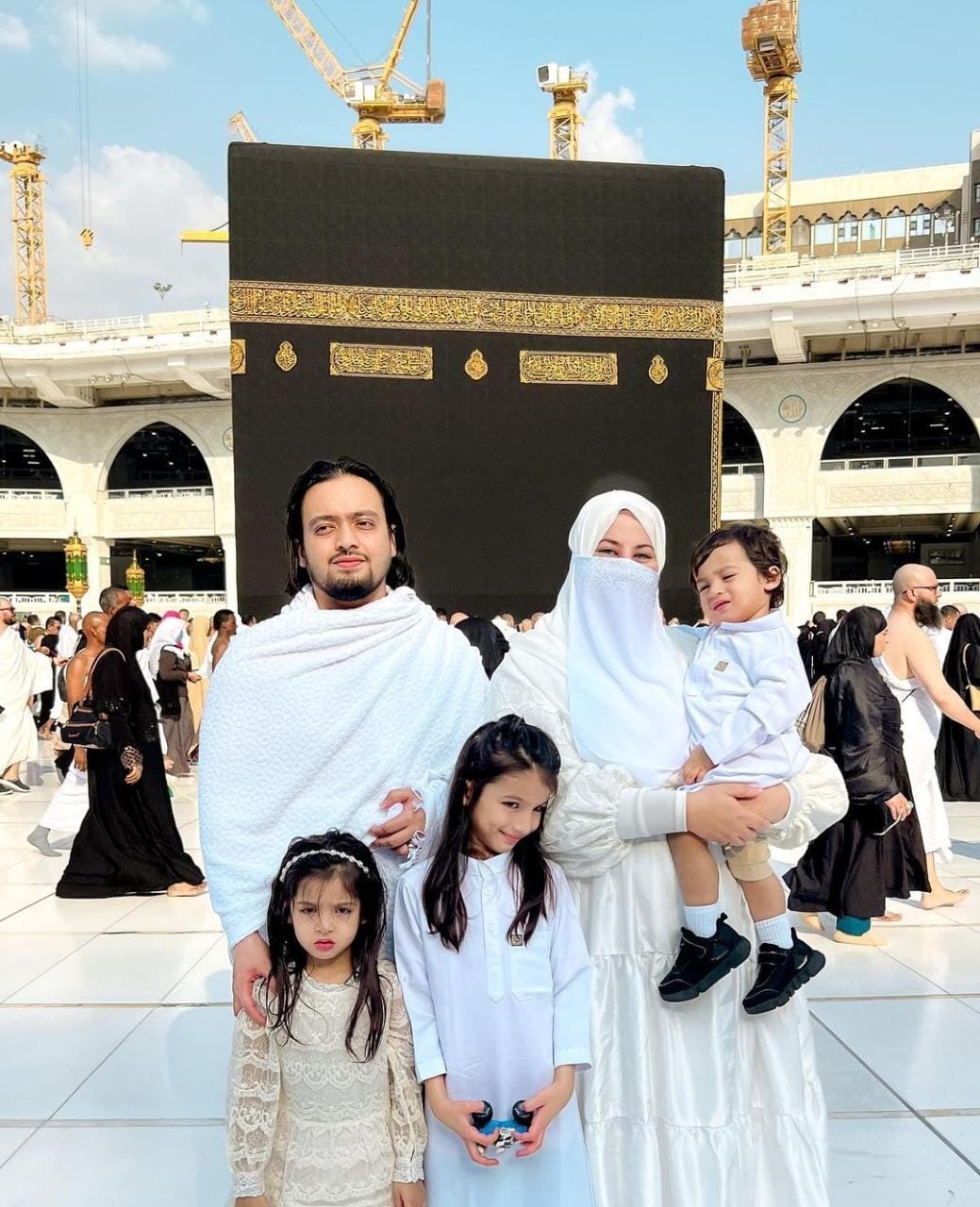 Bagian dari Tarbiyah, 5 Artis Ini Bawa Anak saat Umrah