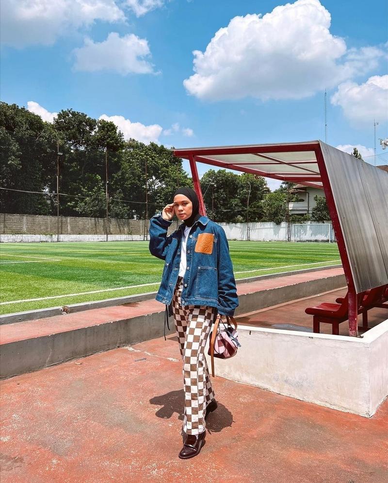 5 Outfit Tantri Namirah, Tampil Nyentrik dan Kece