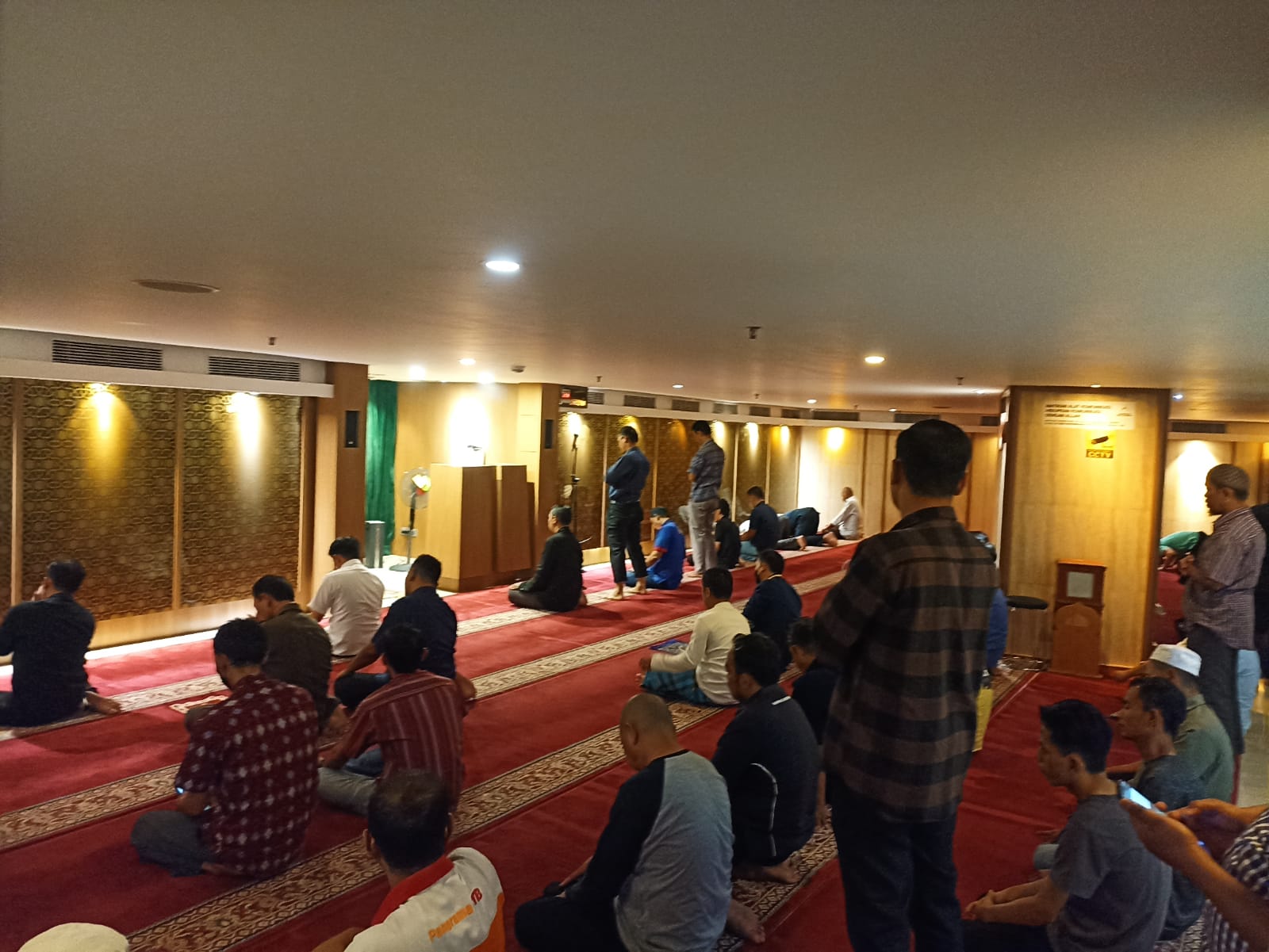 Masjid Baiturahman, Pengingat Ibadah di Tengah Godaan Brand-brand Mewah