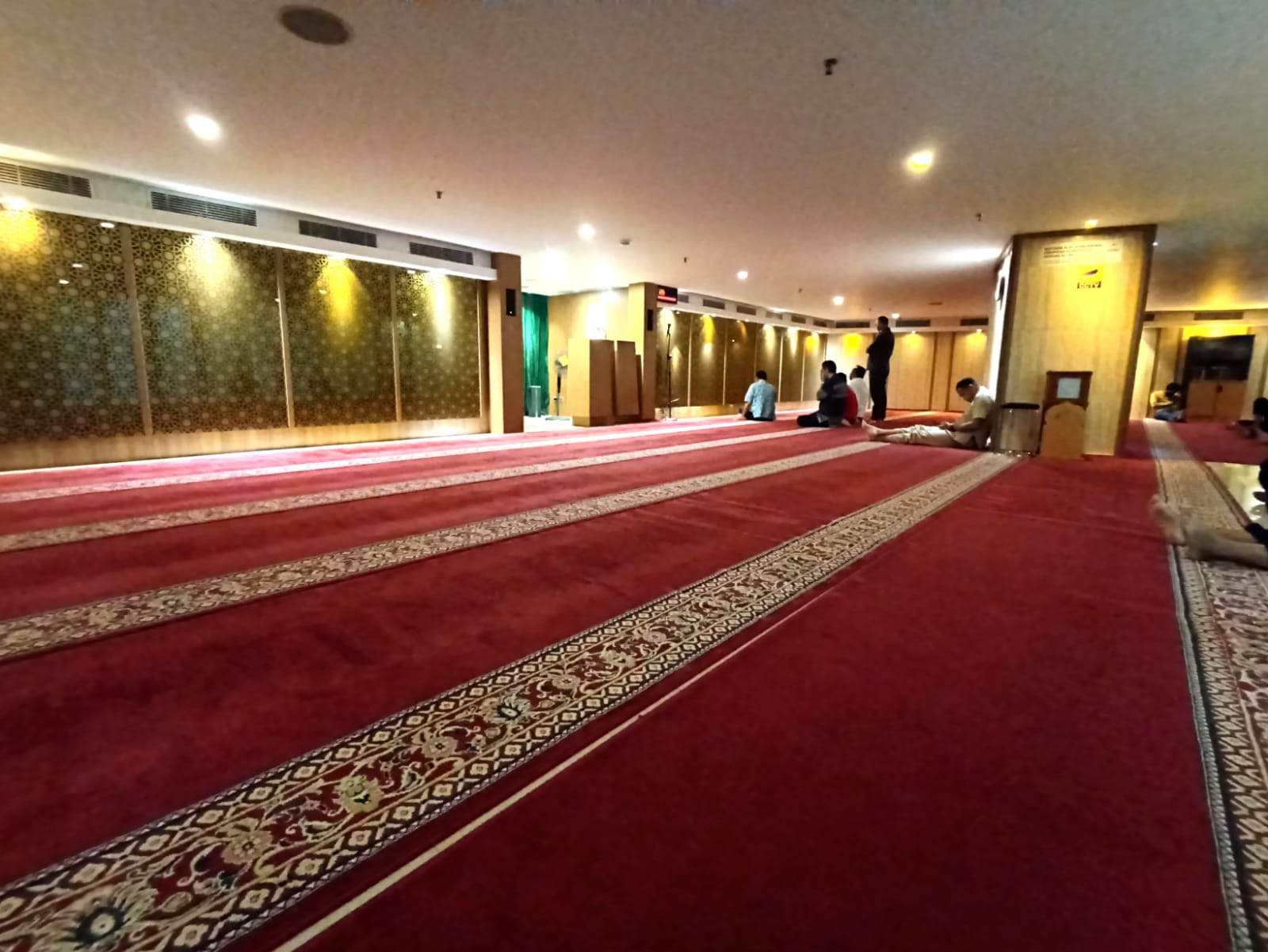 Masjid Baiturahman, Pengingat Ibadah di Tengah Godaan Brand-brand Mewah