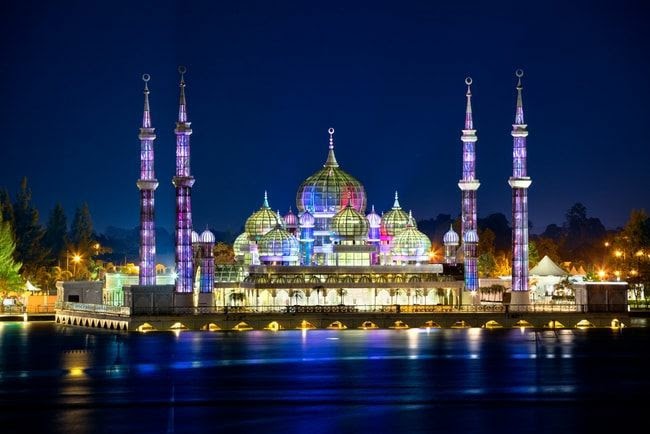 Indahnya Masjid Kristal Malaysia, Berkilau di Tepi Sungai Terengganu