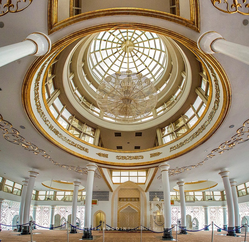 Indahnya Masjid Kristal Malaysia, Berkilau di Tepi Sungai Terengganu