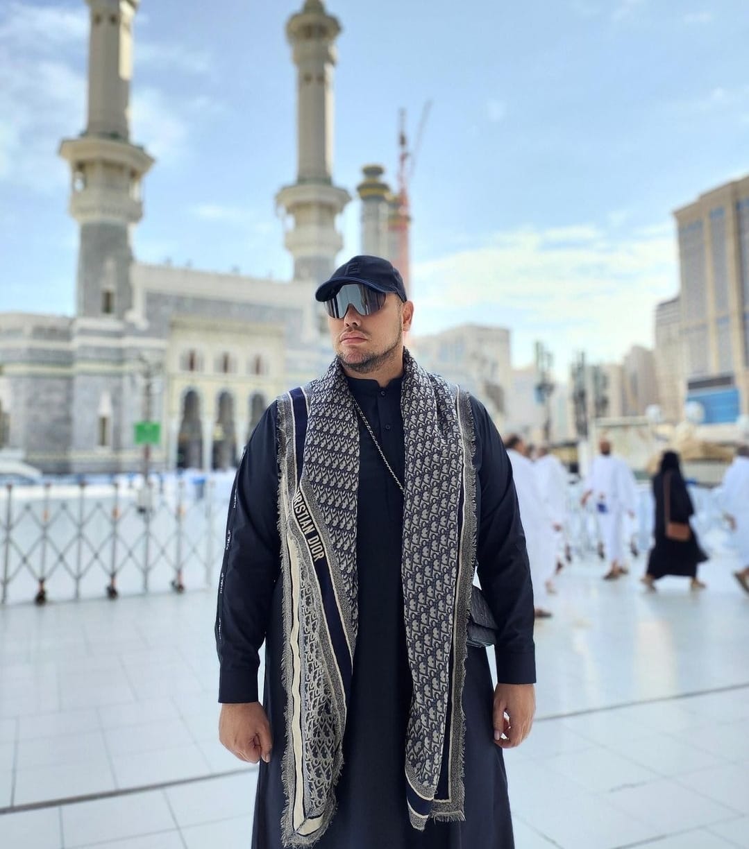 Bikin Pangling, Ivan Gunawan Pakai Miki Hat hingga Sorban saat Umrah