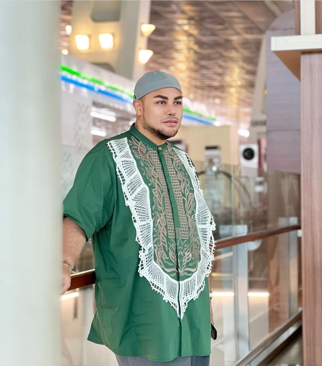 Bikin Pangling, Ivan Gunawan Pakai Miki Hat hingga Sorban saat Umrah