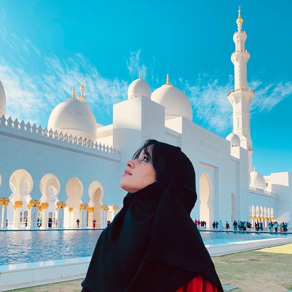 Selain Jennie BLACKPINK, 7 Pesohor Dunia Ini Berhijab di Masjid Sheikh Zayed