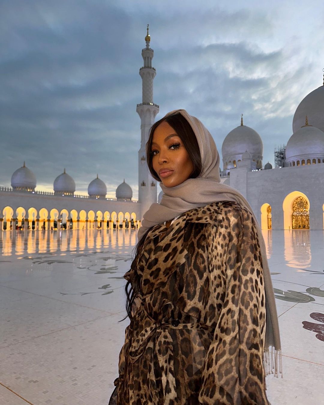 Selain Jennie BLACKPINK, 7 Pesohor Dunia Ini Berhijab di Masjid Sheikh Zayed