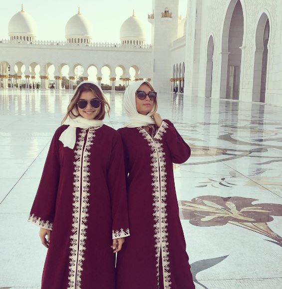 Selain Jennie BLACKPINK, 7 Pesohor Dunia Ini Berhijab di Masjid Sheikh Zayed