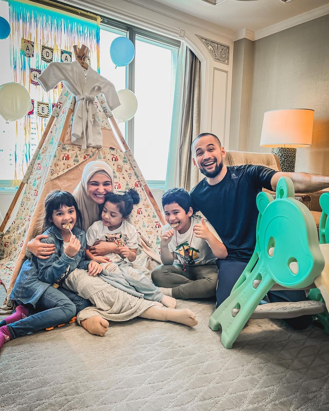 5 Artis Tetap Glowing dan Bahagia Meski Punya Banyak Anak