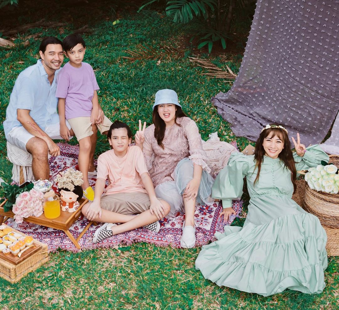 5 Artis Tetap Glowing dan Bahagia Meski Punya Banyak Anak