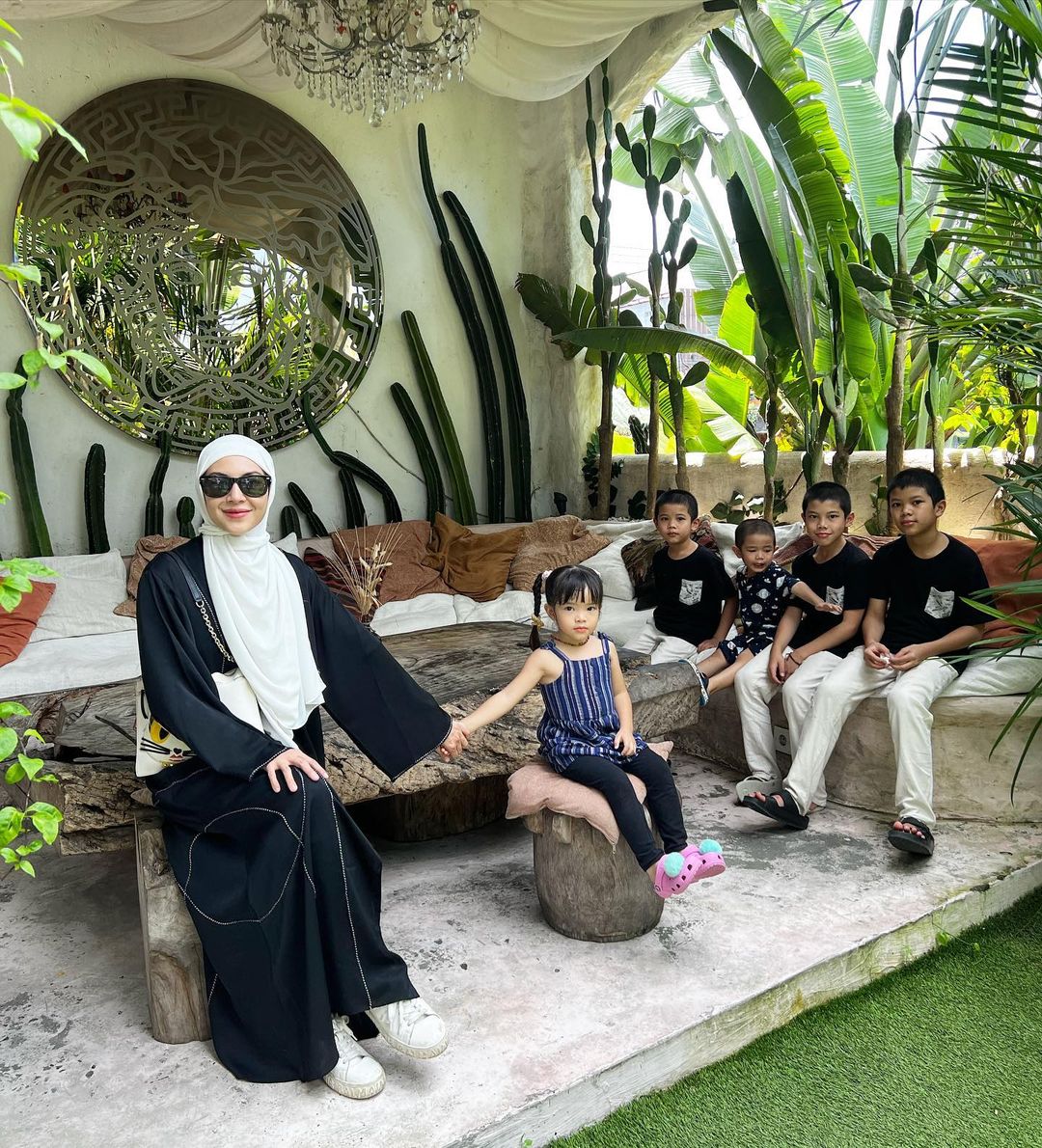 5 Artis Tetap Glowing dan Bahagia Meski Punya Banyak Anak