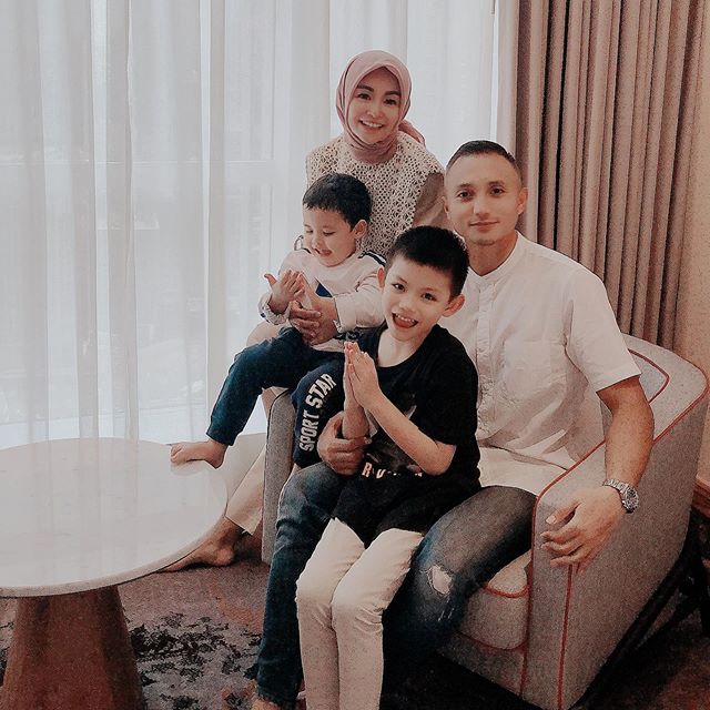 5 Artis Tetap Glowing dan Bahagia Meski Punya Banyak Anak