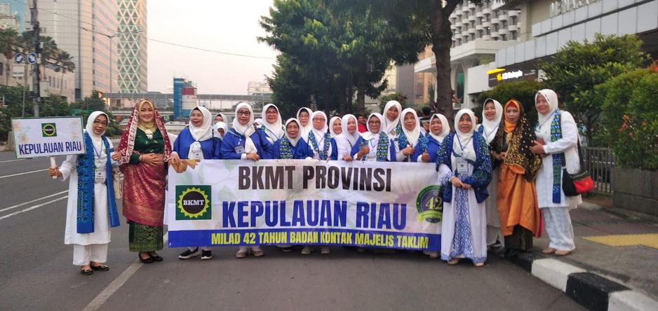 Milad ke-42, BKMT Gelar Pawai Baju Daerah
