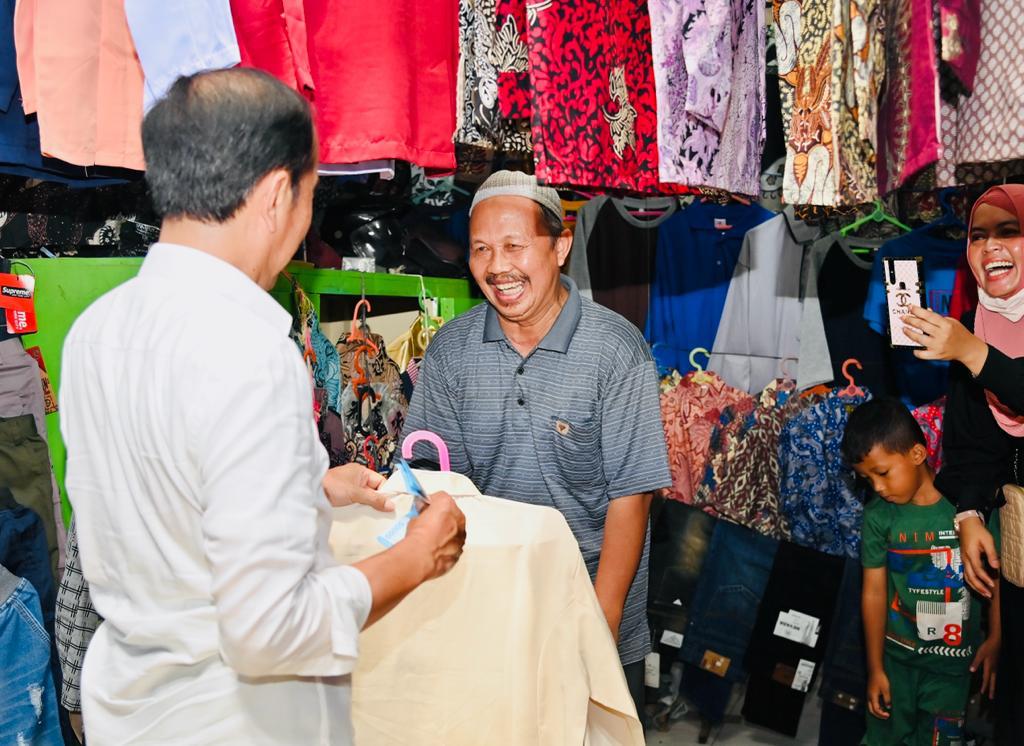 Kunjungan ke Pasar: Jokowi Beli Baju Koko, Prabowo Nawar Peci
