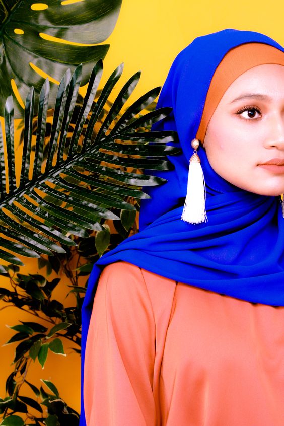 3 Inspirasi Tampil Stylish dengan Hijab Printing dan Pashmina