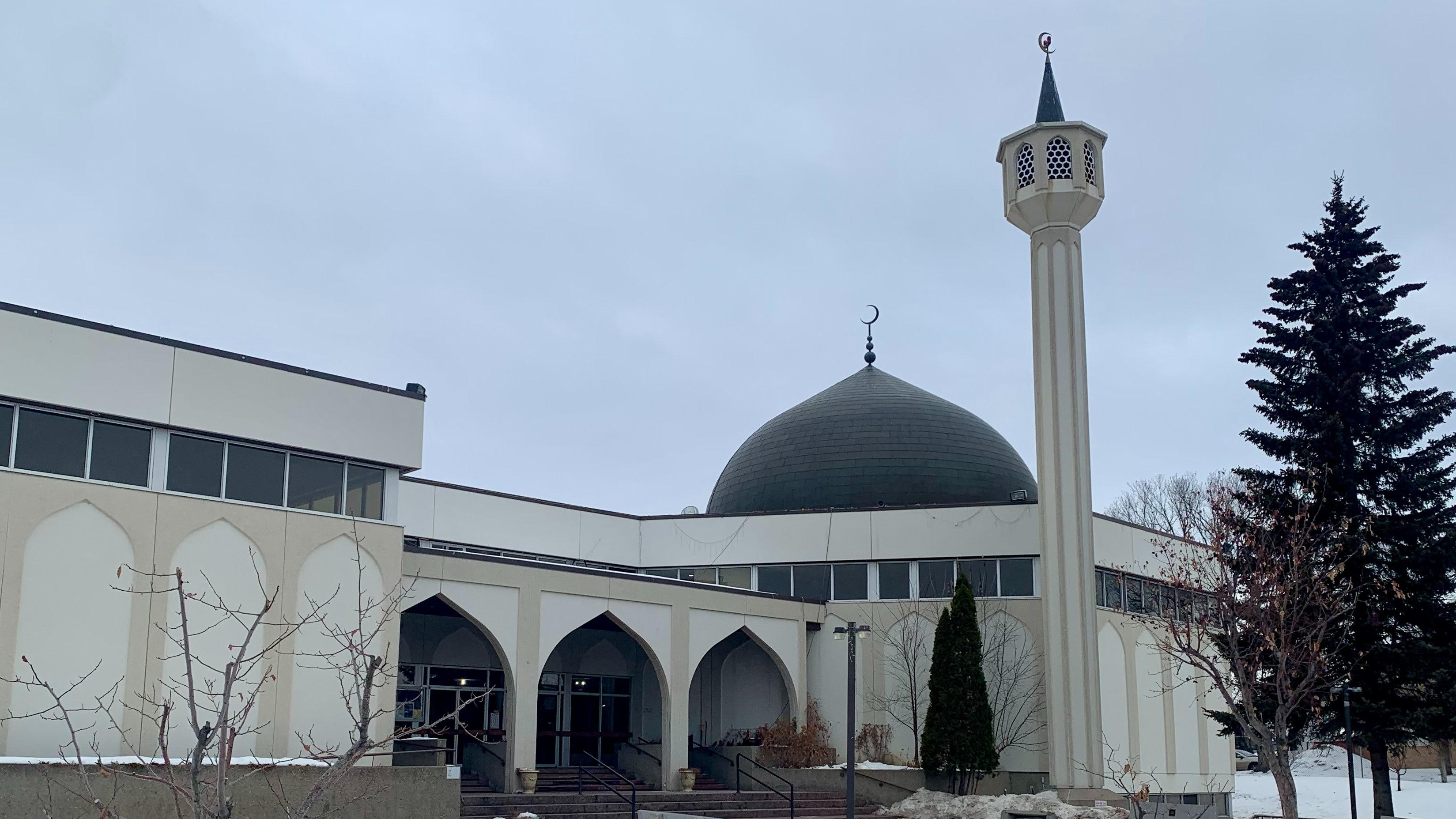 Ramadhan di Kanada, Masjid Tertua Bagi-Bagi Makanan dan Pakaian Gratis