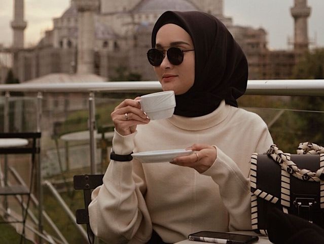 Intip Gaya Fesyen 4 Influencer Hijab Kala Plesiran