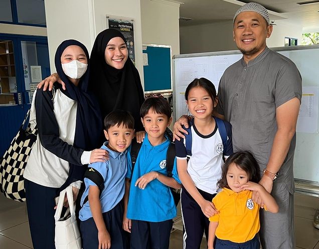 Cerita Anies Baswedan dan Zaskia Mecca Antar Anak di Hari Pertama Sekolah