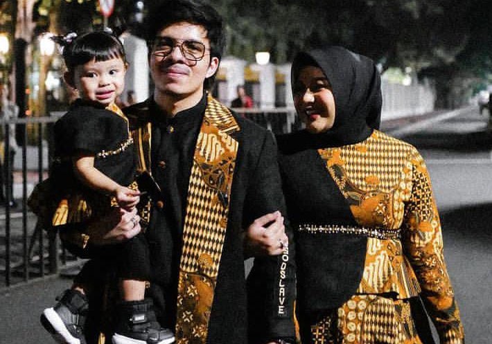Potret 8 Artis Kompak Bergaya Bareng Buah Hati di Istana Berbatik