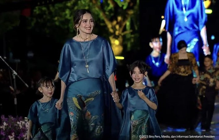 Potret 8 Artis Kompak Bergaya Bareng Buah Hati di Istana Berbatik