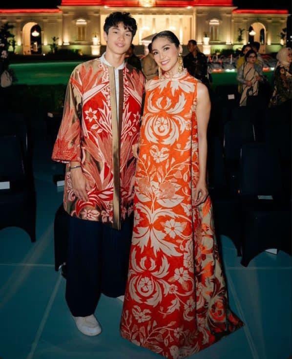 Potret 8 Artis Kompak Bergaya Bareng Buah Hati di Istana Berbatik
