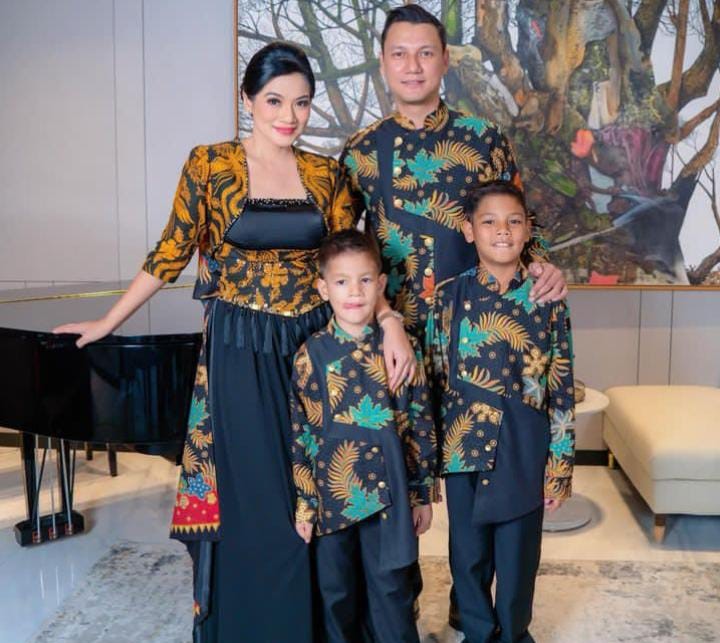 Potret 8 Artis Kompak Bergaya Bareng Buah Hati di Istana Berbatik