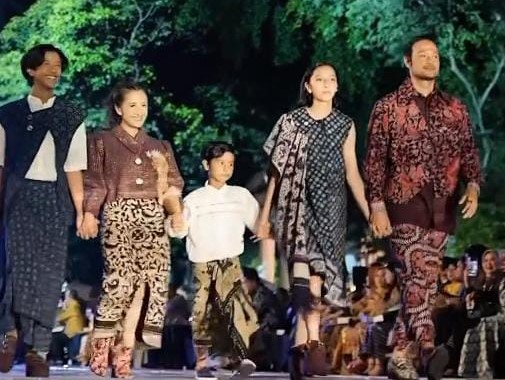 Potret 8 Artis Kompak Bergaya Bareng Buah Hati di Istana Berbatik