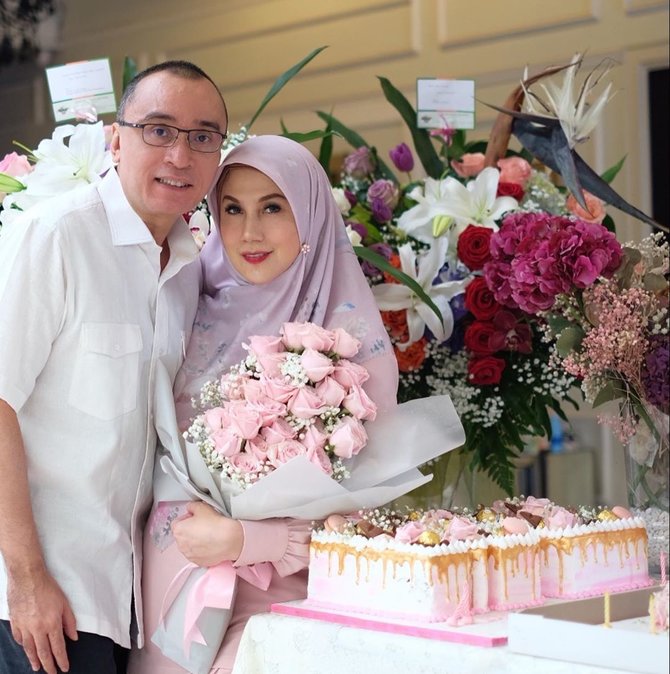 Kemesraan 7 Pasang Artis dengan Usia Pernikahan di Atas 20 Tahun