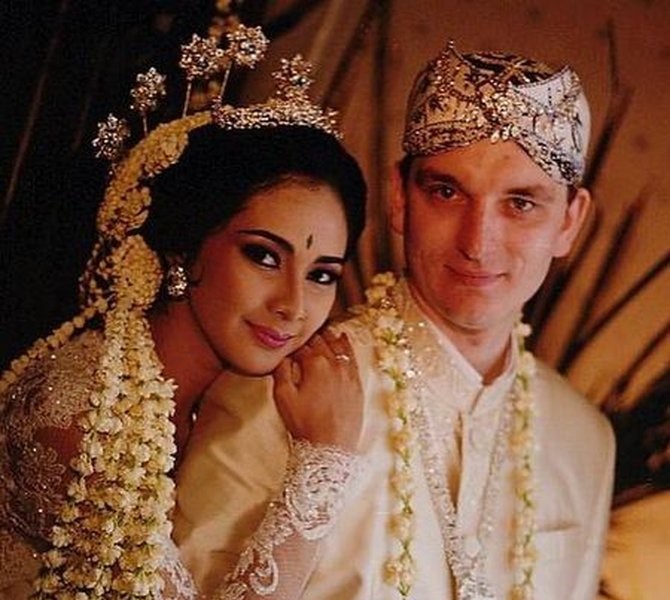 Kemesraan 7 Pasang Artis dengan Usia Pernikahan di Atas 20 Tahun