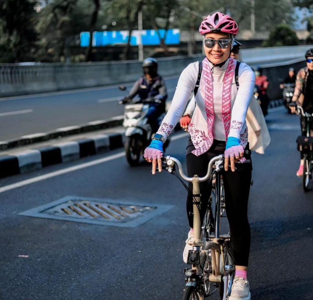 3 Gaya Hijab Sporty Ala Steffy Burase, Istri Eks Gubernur Aceh Irwandi Yusuf