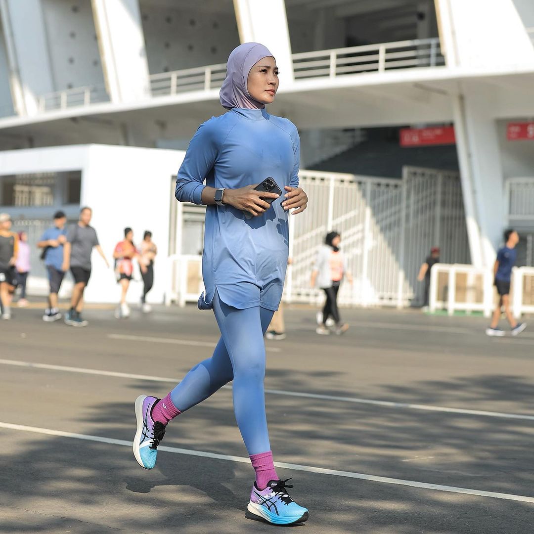 3 Gaya Hijab Sporty Ala Steffy Burase, Istri Eks Gubernur Aceh Irwandi Yusuf