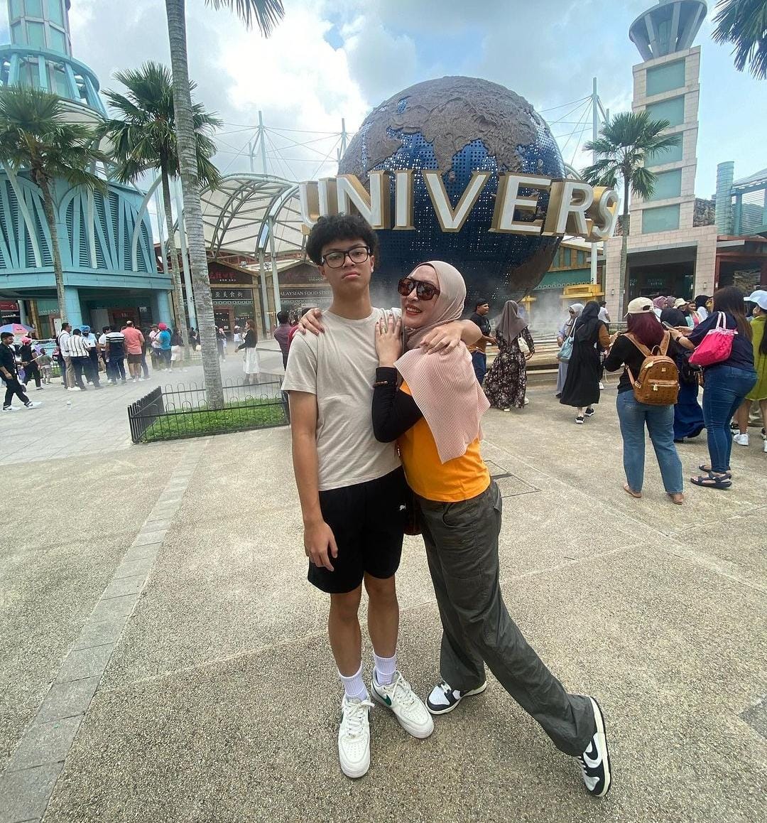 Kompak Pakai Sneakers, Ini Gaya Fesyen Angelina Sondakh dan Keanu Massaid Liburan di Singapura