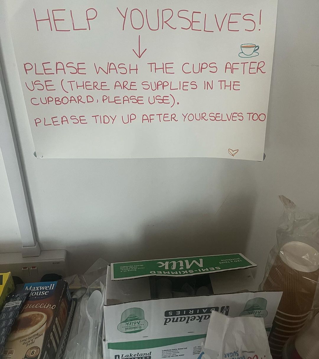 Mushola di University of Nottingham Sediakan Teh, Kopi dan Manisan untuk Jamaah