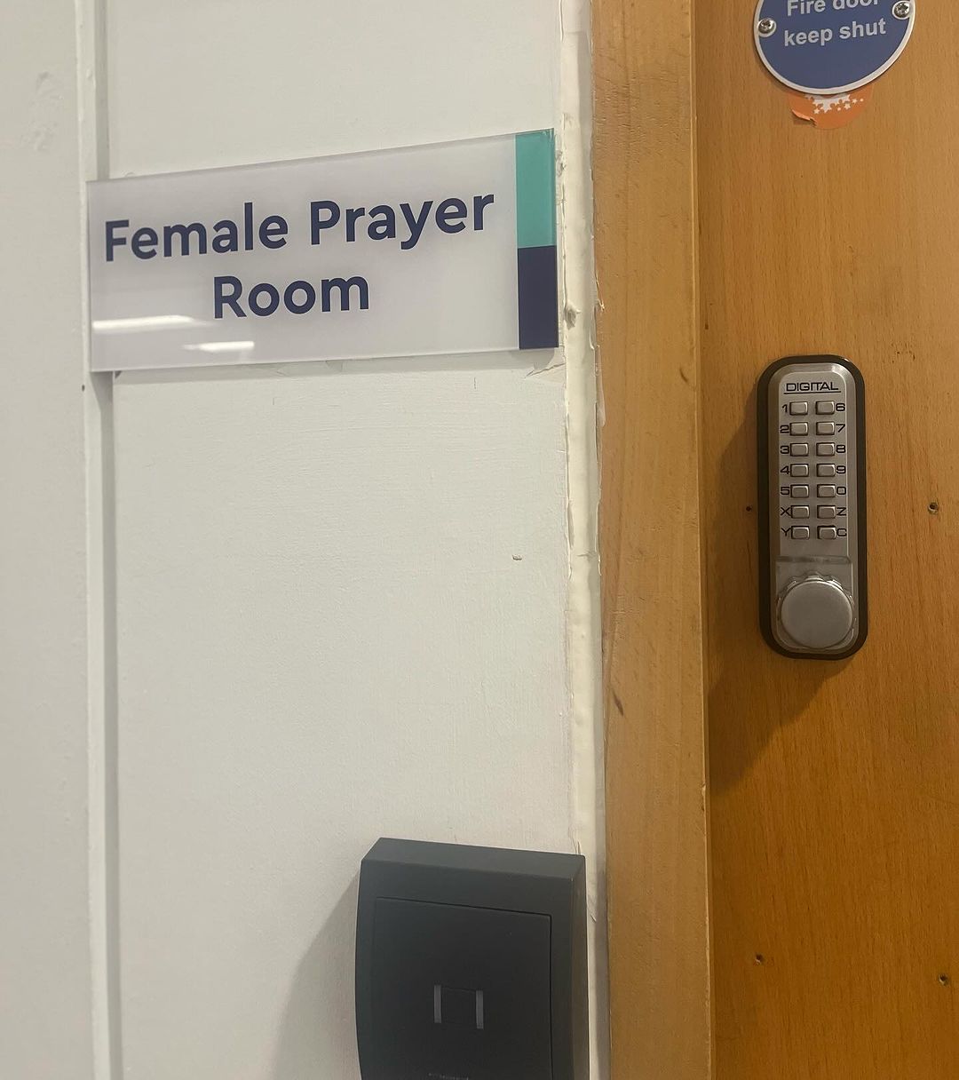 Mushola di University of Nottingham Sediakan Teh, Kopi dan Manisan untuk Jamaah