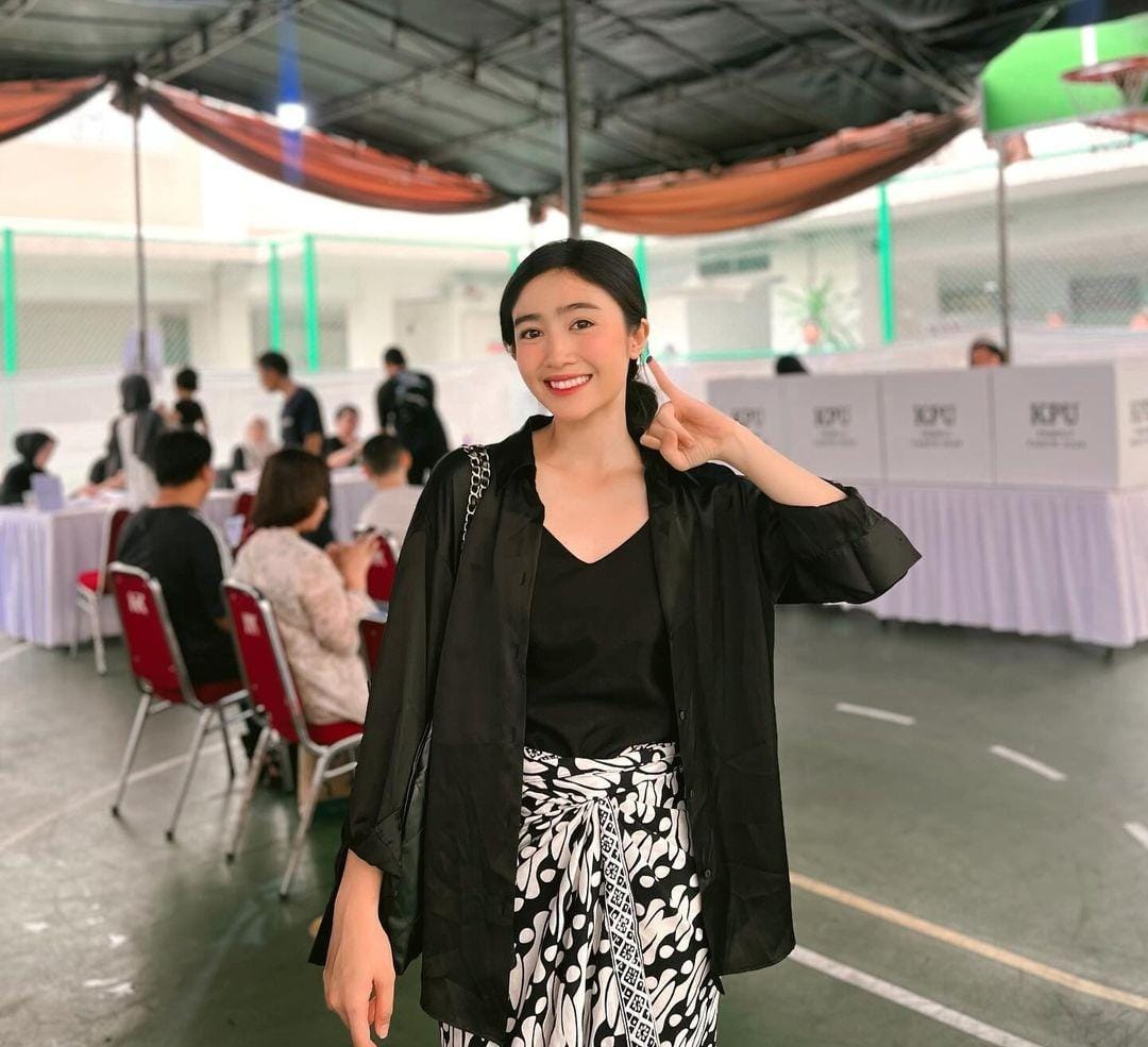 Gaya 7 Artis Pamer Jari Ungu Usai Nyoblos Pemilu 2024, Nomor 2 Diprotes Istri
