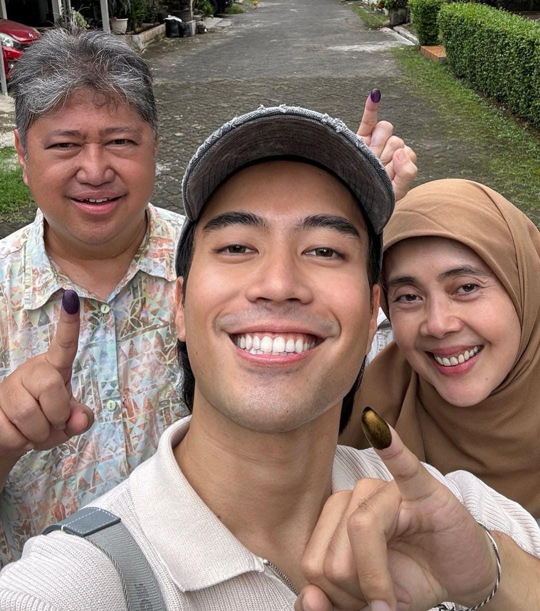 Gaya 7 Artis Pamer Jari Ungu Usai Nyoblos Pemilu 2024, Nomor 2 Diprotes Istri
