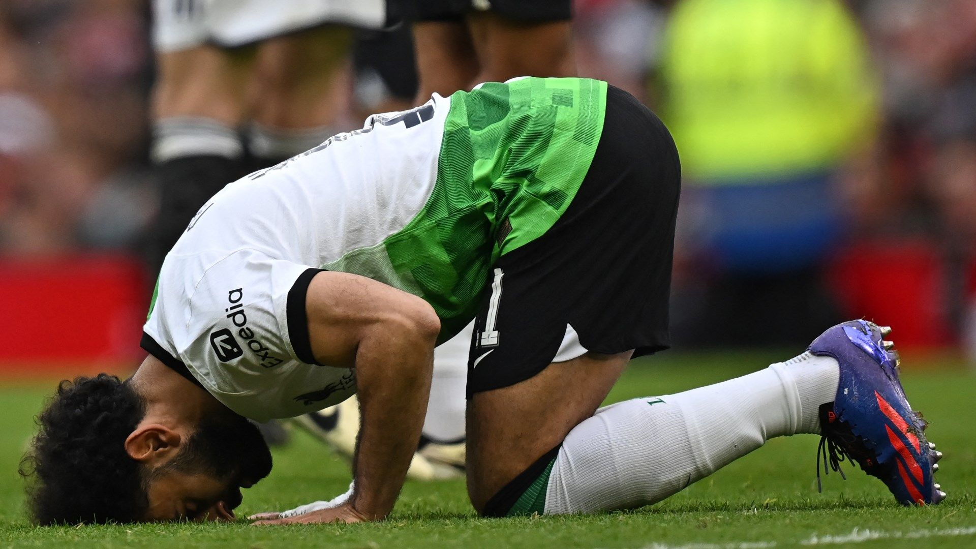 Adzan Menggema Di Stadion Anfield, Liverpool Prakarsai Buka Puasa