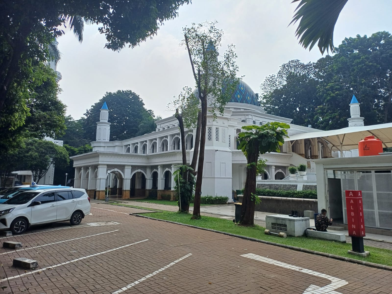 Masjid Al-Bina Kawasan GBK Bercorak Turki, Bikin Sholat Ingin Berlama-lama