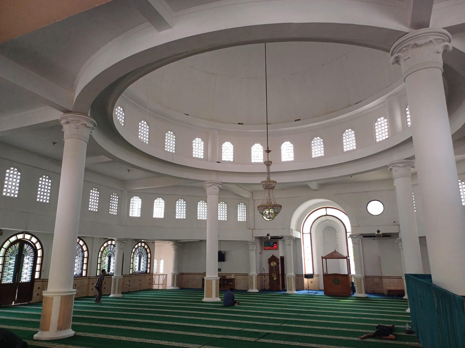 Masjid Al-Bina Kawasan GBK Bercorak Turki, Bikin Sholat Ingin Berlama-lama