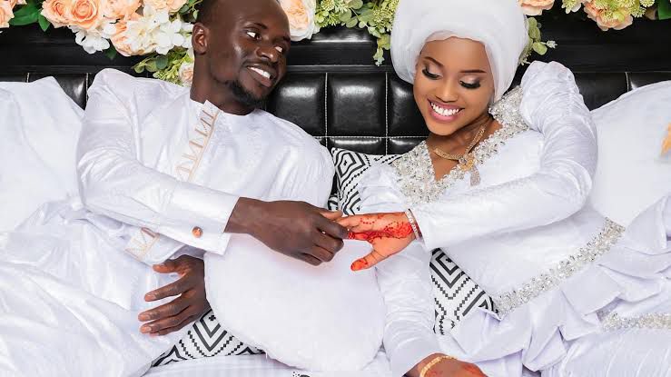 Sadio Mane Pilih Menikahi Gadis Taat Beragama, dan Pilih Bangun Stadion Bola