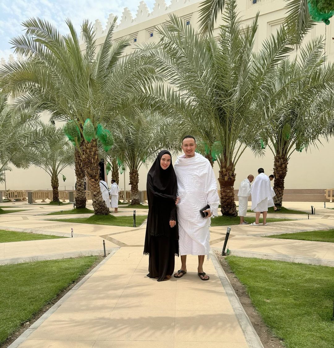 7 Artis Berangkat Haji Bareng Pasangan, Ibadah Jadi Makin Romantis