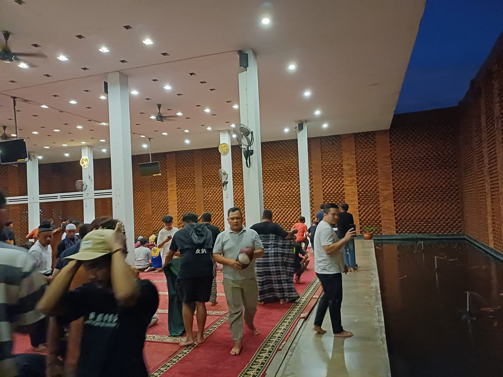 Mampir di Rest Area 260B, Bisa Sholat di Masjid “Angker” dan Ngopi dengan Cangkir Antik