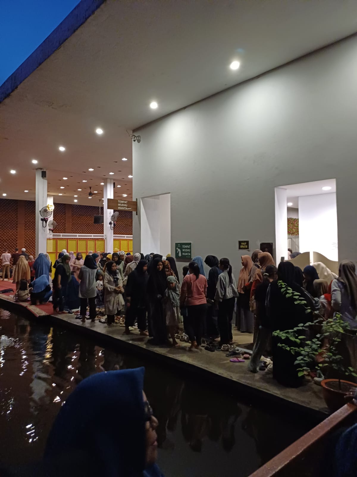 Mampir di Rest Area 260B, Bisa Sholat di Masjid “Angker” dan Ngopi dengan Cangkir Antik