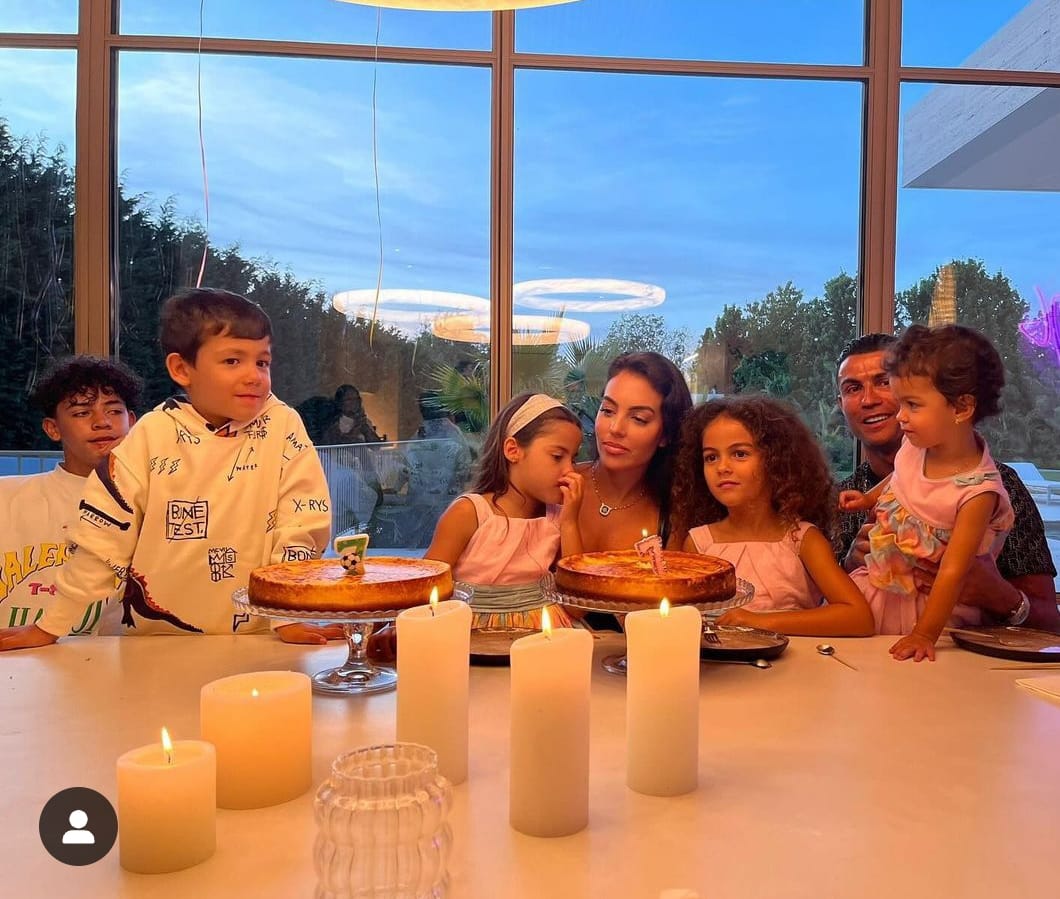 Pasca Nangis di Piala Euro, Ronaldo Sudah Santai Bersama Keluarga