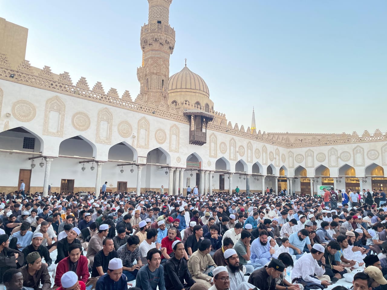 Mahasiswa Indonesia dipercaya Jadi relawan pembagian takjil  Masjid Al-Azhar, Kairo.